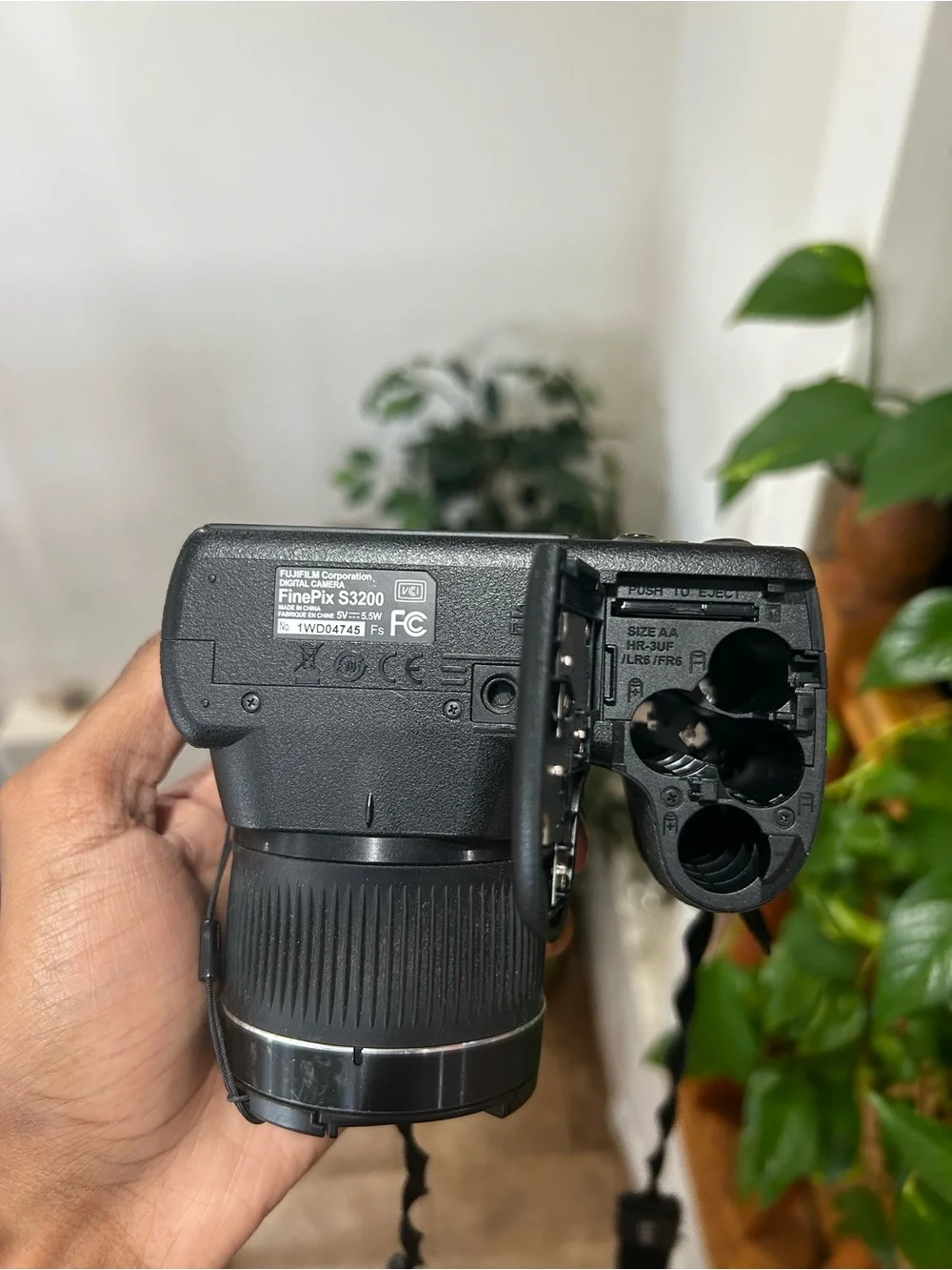 Fujifilm Finepix S3200  14MP 24X Digital Camera with lens Cover + Sd Card